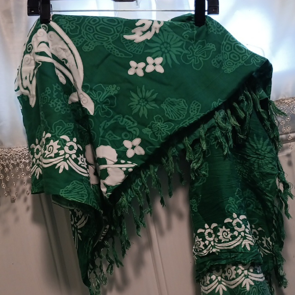 Old Navy Green & White Floral Print Fringe Beach Wrap NWT